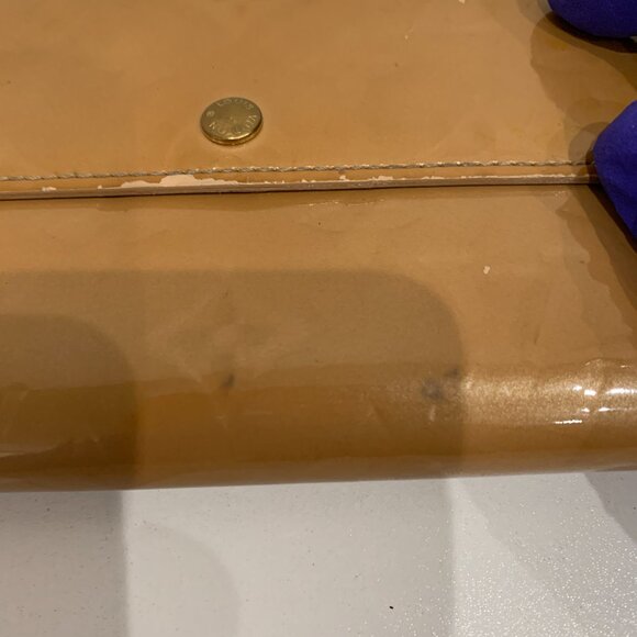 Louis Vuitton Beige Vernis Sara Wallet (used, some peeling) - Picture 6 of 16